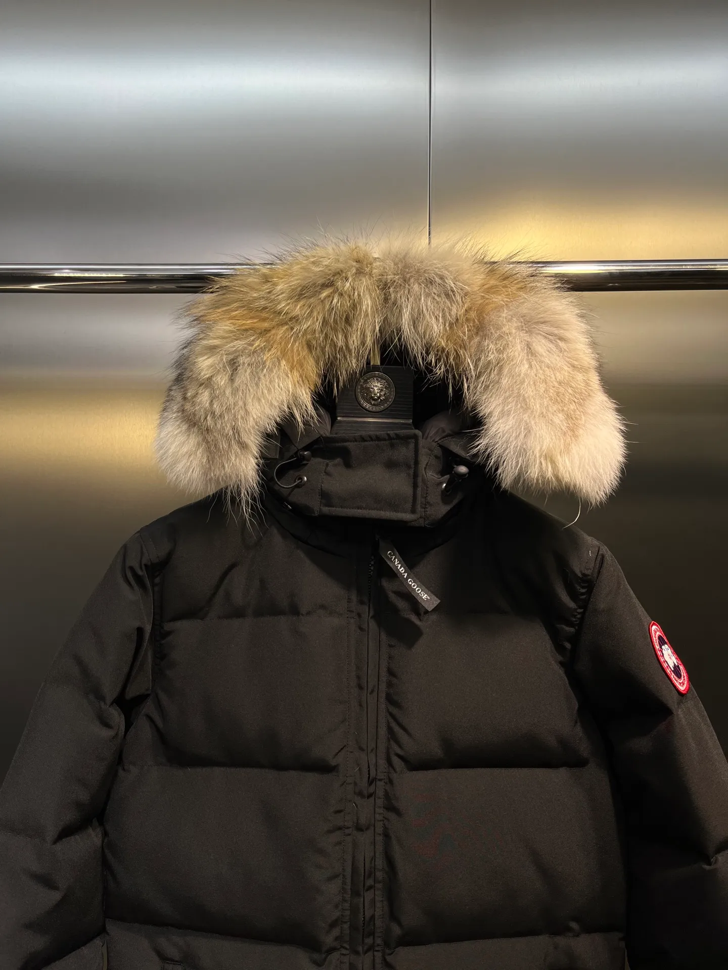 P860 Canada Goose Canada # Expedition04 Parker, a treasure of Canadian origin! Limited supply worldwide! Canada Goose Model 04 is a top-notch couple model, polar cold-proof outdoor series fur collar detachable hooded parka down jacket, the first Goose in 2024. I hope my partners like the top quality, and I hope everyone can evaluate it together! The most popular cool items of the Big Goose family in 2024 are online. The same popular product of Yi Yang Qianxi is said to be a joint limited edition Big Goose that cannot be bought in autumn and winter. If you dislike the sameness of the Big Goose in the past, then this model will definitely give you a different experience! This year's most powerful couple's collection for autumn and winter is online, a top-notch luxurious ready-to-wear style, paired with an outdoor warm down jacket with great style and charm! The most standard and classic items of the Daye family in the past two years are equipped with unique reflective stripes for embellishment, which further shows the high-end fashion performance effect. With the embellishment of hardware buckles, it has excellent performance effect. The upper body is clean, simple and elegant, even for urban leisure. It is suitable for various occasions. Designed with large pockets, this model has a large capacity and is equipped with reflective stripes, making it safer at night. It is suitable for various adventure activities. It is made of windproof and waterproof technical materials. The interior is filled with full white duck down, which is absolutely cold-proof and warm. It also has a stand-up collar design and fine fluff at the collar, with meticulous attention to detail! The charm of this model is also more spiritual, and the upper body has more temperament and specifications. It perfectly shows the ultra-high standard of fashionable performance of this model, integrating outdoor and life, and you can even create high-street wear! The most pinnacle limited-edition goose that we have presented so far, both in terms of design and detailed materials, it is completely outstanding. The grand and evergreen version design is matched with cool reflective elements. The overall appearance can be said to be quite high, and it has that kind of powerful outdoor performance! It combines high-end casual attributes with high-street style. It is high-grade, domineering, warm, and beautiful. The visibility of the upper body is quite strong, and the configuration of the owl element is highly brand-recognizable. It fully complements the overall brand performance and visual effects, and also has the high-end sense of fashion and fashionable performance. It is a must-buy product because it is the most awesome down brand on the planet and one of Canada's three national treasure brands. It is also a sentimental down luxury brand. In the field of polar cold-proof clothing, Goose has made an irreplaceable contribution... Size: xs s m l xl